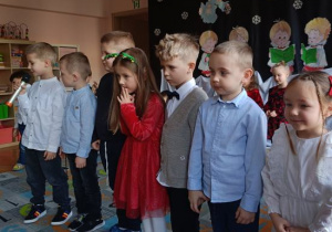 Dzieci występują podczas Jasełek.