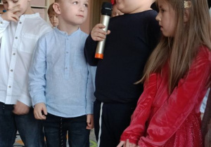 Dzieci występują podczas Jasełek.