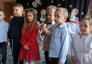 Dzieci występują podczas Jasełek.