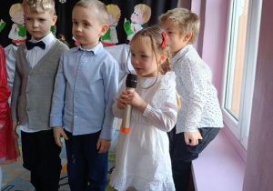 Dzieci występują podczas Jasełek.