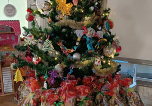 Świąteczne prezenty pod choinką.