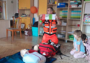 Dzieci uczestniczą w spotkaniu z ratownikiem medycznym.
