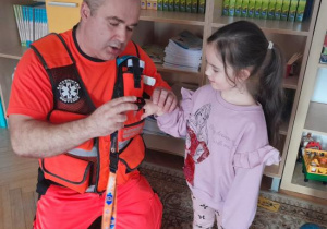 Dzieci uczestniczą w spotkaniu z ratownikiem medycznym.