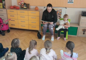 Mama czyta dzieciom.