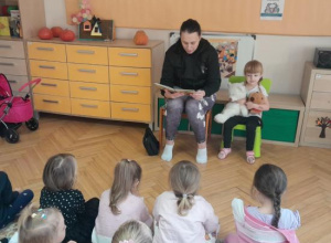Listopadowe czytanie na przedszkolnym dywanie.