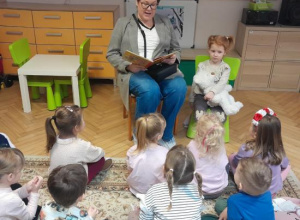 Czytanie na przedszkolnym dywanie.