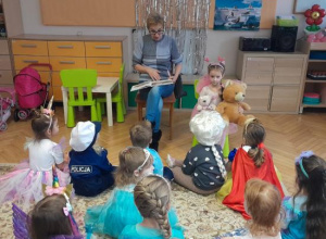 Czytanie na przedszkolnym dywanie.