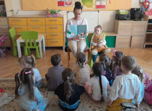 Czytanie na dywanie.