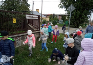 Grupa Plastusie porządkuje teren wokół przedszkola