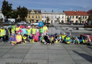 Pamiątkowe zdjęcie dzieci na Placu Kościuszki