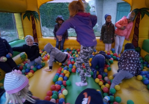 Zabawy ruchowe dzieci w basenie z piłkami