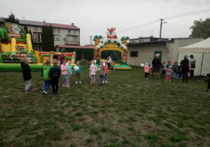 Atrakcje dla dzieci na terenie ogródka przedszkolnego: dmuchany zamek, basen piłek, wata cukrowa