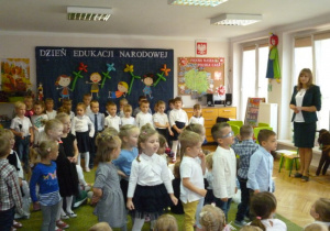 Śpiewanie przez dzieci z grupy Słoneczka