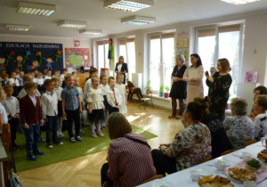 Śpiewanie przez dzieci z grupy Biedronki