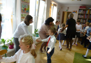 Wręczanie laurek przez dzieci z grupy Biedronki pracownikom przedszkola