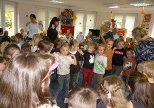Zabawa taneczna dzieci przy muzyce