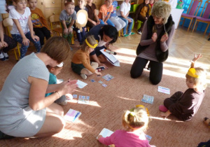 Dzieci biorące udział w konkursie układania puzzli