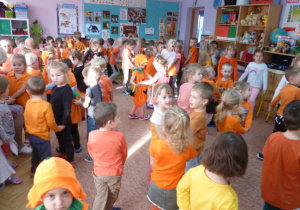 Zabawa taneczna dzieci przy muzyce