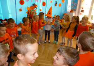 Dzieci uczestniczą w konkursie sprawnościowy "Podaj dynię"