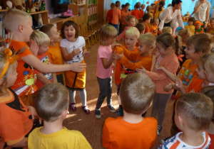 Dzieci uczestniczą w konkursie sprawnościowym "Podaj dynię"