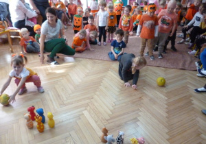 Dzieci uczestniczą w konkursie sprawnościowym "Kręgle z dyni"