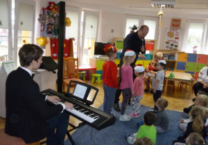 Wybrane dzieci uczestniczące w zabawie muzycznej