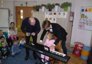 Na przykładzie wybrane dziecka prowadzący zapoznaje dzieci z instrumentem muzycznym