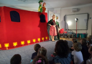 Oglądanie teatrzyku przez dzieci, kukiełki i aktorzy