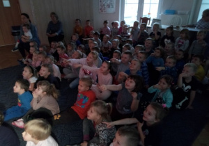 Przedszkolaki oglądające przedstawienie