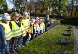 Dzieci z grupy Biedronki na cmentarzu