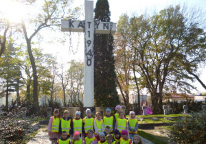 Dzieci z grupy Biedronki na cmentarzu