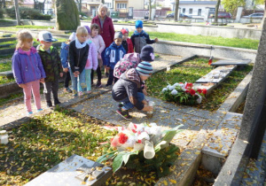 Dzieci z grupy Plastusie na cmentarzu