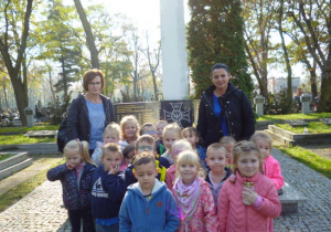 Dzieci z grupy Słoneczka na cmentarzu