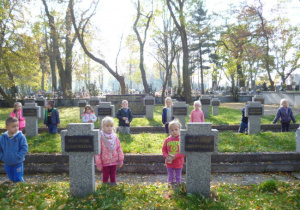 Dzieci z grupy Słoneczka na cmentarzu