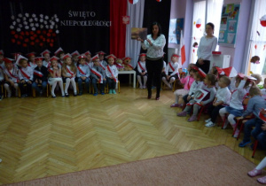 '"Katechizm Polskiego Dziecka" czytany przez wicedyrektor Lidię Zarębę