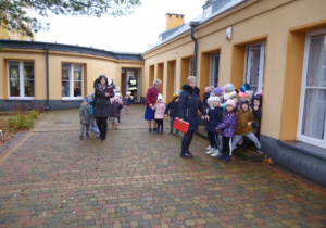 Dzieci na dany sygnał, pod opieką osób dorosłych opuszczają budynek przedszkolny
