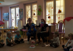 Dzieci z grupy Słoneczka słuchające prelekcji