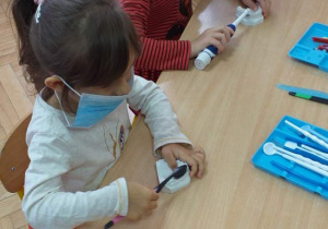 Dzieci z grupy Słoneczka uczą się jak szczotkować zęby