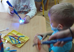 Dzieci z grupy Słoneczka uczą się jak szczotkować zęby