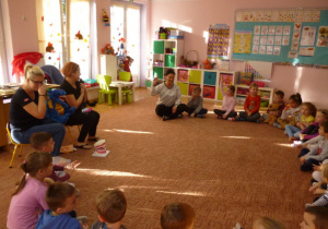 Dzieci z grupy Biedronki słuchające prelekcji