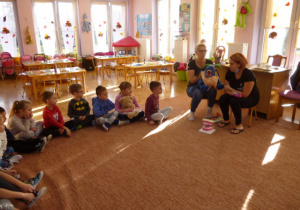 Dzieci z grupy Biedronki uczące się jak zachować się u stomatologa