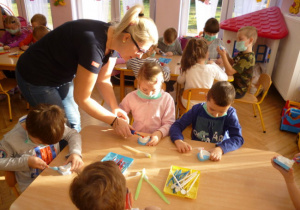Dzieci z grupy Biedronki uczą się jak szczotkować zęby