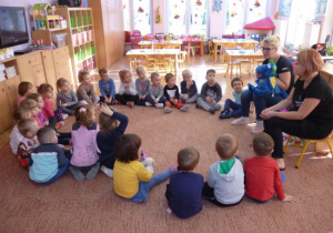 Dzieci z grupy Kajtusie słuchające prelekcji