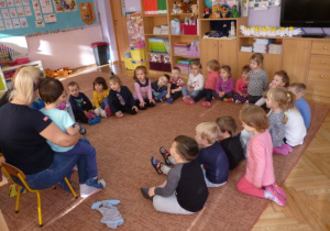 Dzieci z grupy Kajtusie słuchające prelekcji