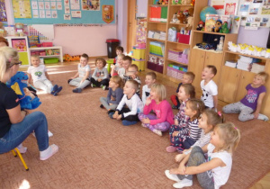 Dzieci z grupy Plastusie słuchające prelekcji