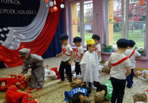 Dzieci z grupy Kajtusie prezentują patriotyczny program artystyczny