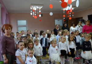 Społeczność przedszkolna śpiewa hymn Polski