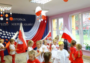 Dzieci z grupy Kajtusie prezentują patriotyczny program artystyczny
