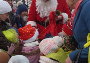 Spotkanie dzieci z Mikołajem, poczęstunek słodyczami
