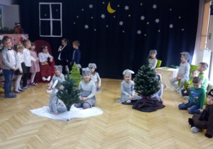 Grupa Słoneczka podczas przedstawienia "Świąteczny czas"